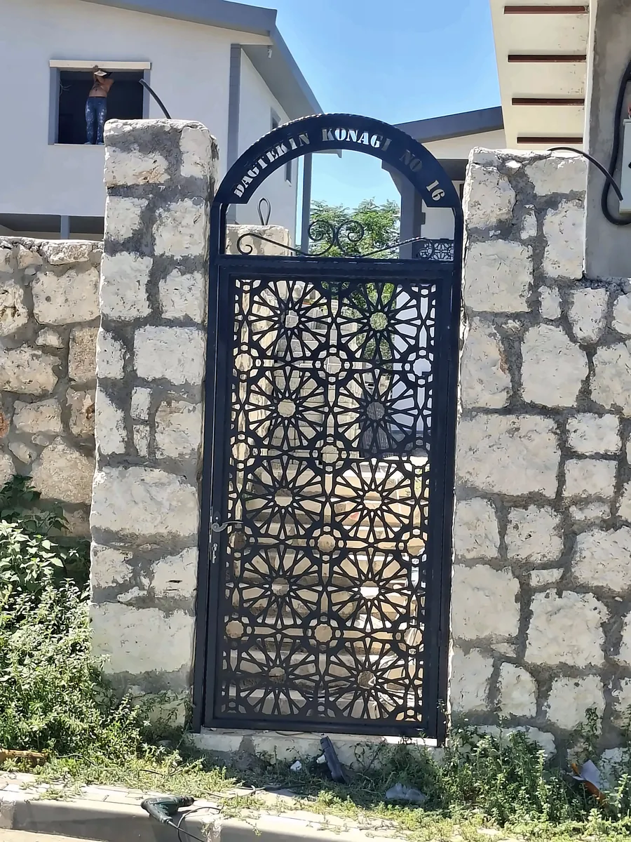 Lazer kesim desenli yaya kapısı